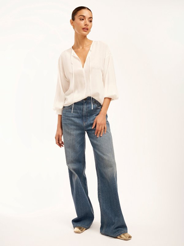 Akiki swan blouseⅡ / white Slim Signature Silk Shirt at